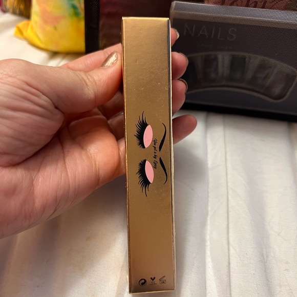 New Makeup Bundle of 9 Contains Lashes, Nails, Blush, Mascara highlighters & Bag - Picture 4 of 10